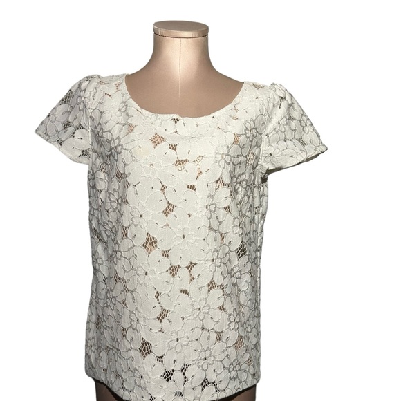 Lilly Pulitzer white top in Medium. Zip back. EUC. Absolutely beautiful - Picture 7 of 10